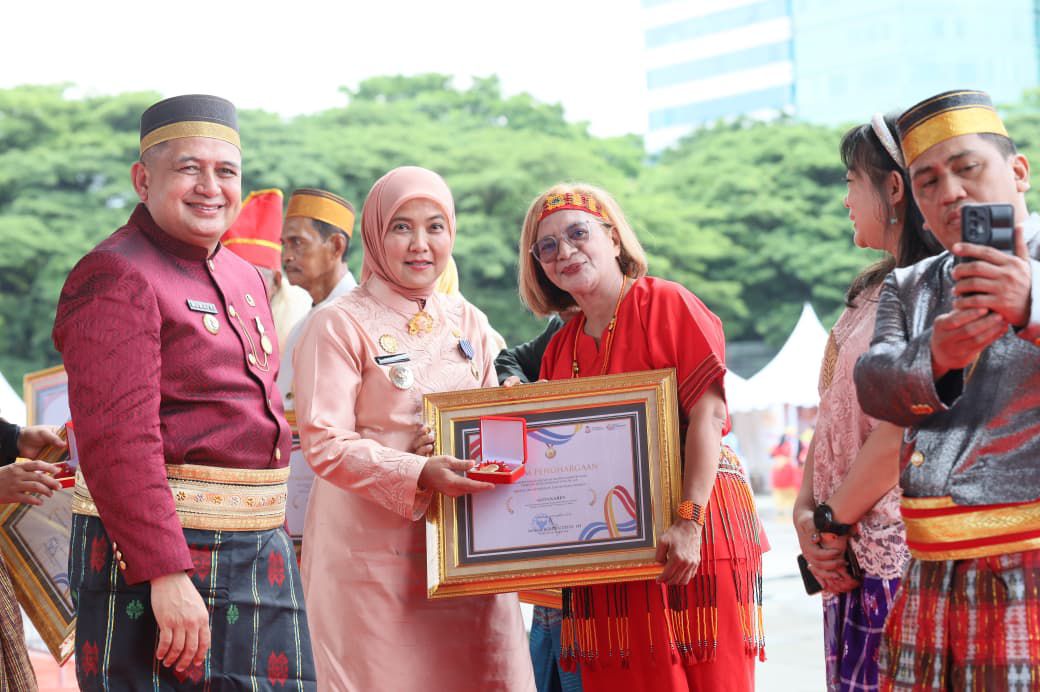 Alita Karen Terima Penghargaan Pemerhati Perempuan dan Anak di HUT Kota Makassar ke-418